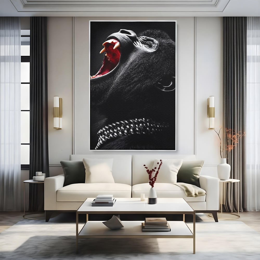 Tablou canvas cu tablou canvas cu gorila furioasa, in rama de aluminiu argintiu, pe perete intr-un living